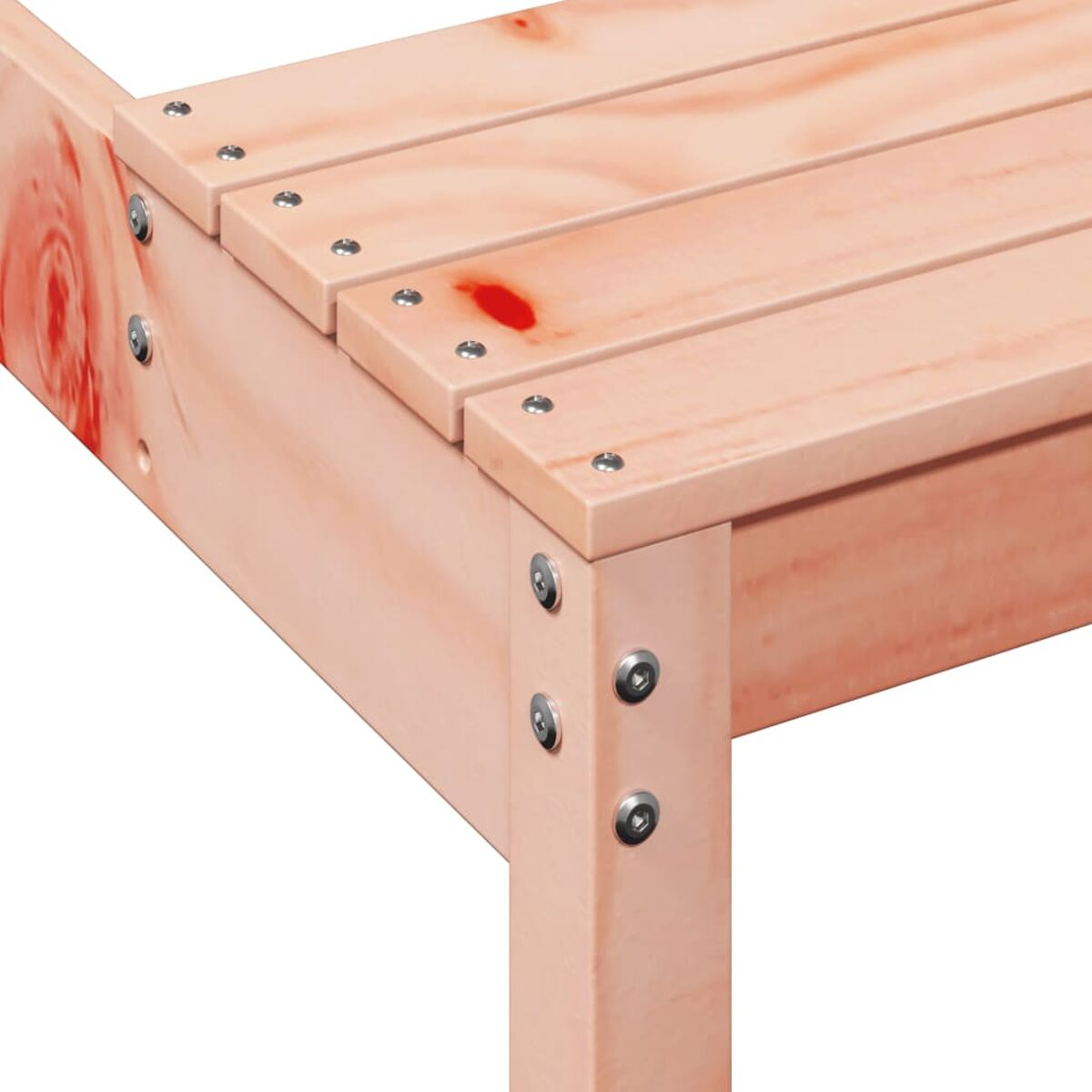 Nahaufnahme einer hellen Holzecke einer Bank. Zeigt Schrauben und Holzmaserungsdetails.