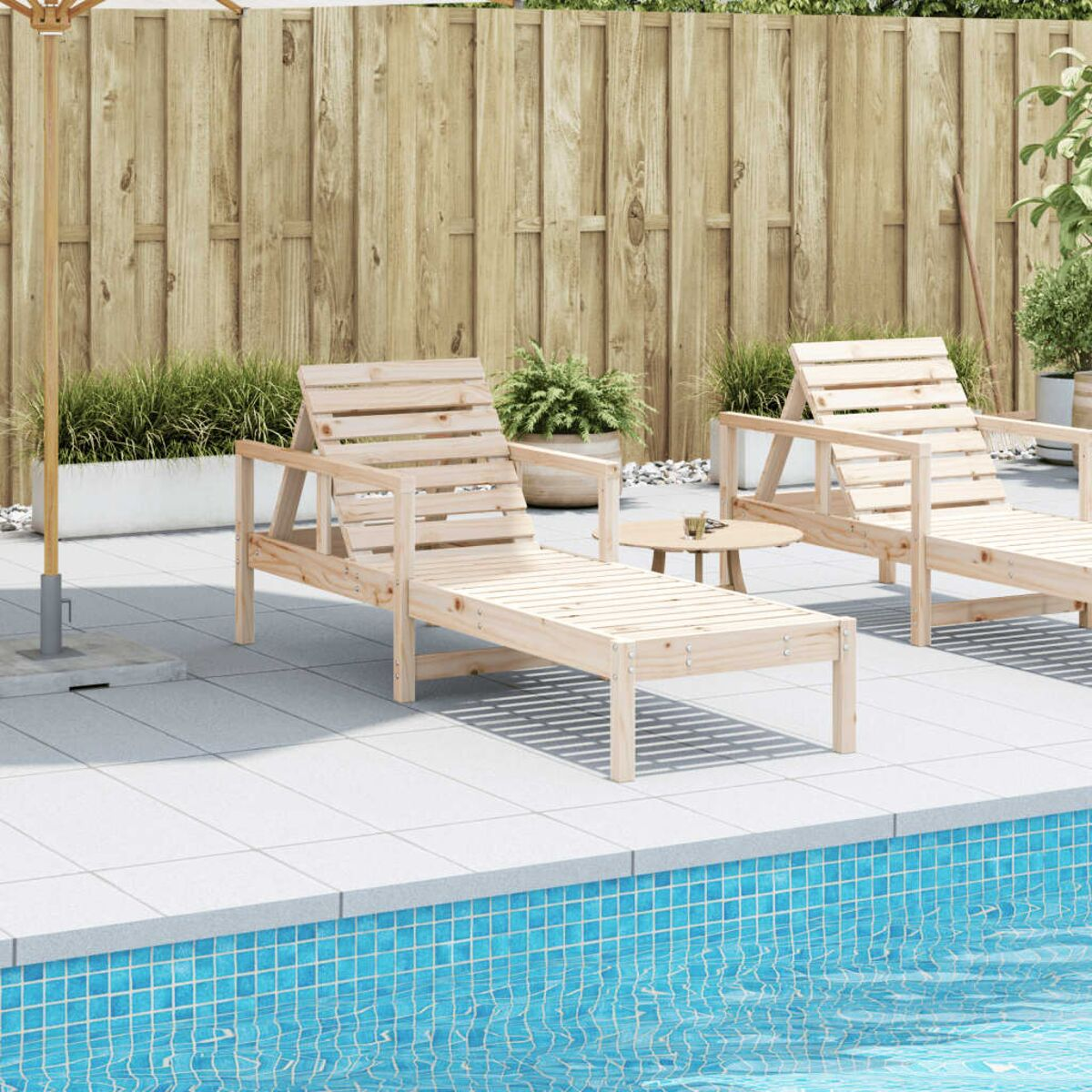 Holz-Liegestühle in der Nähe eines Swimmingpools mit Sonnenschirm und Zaun.