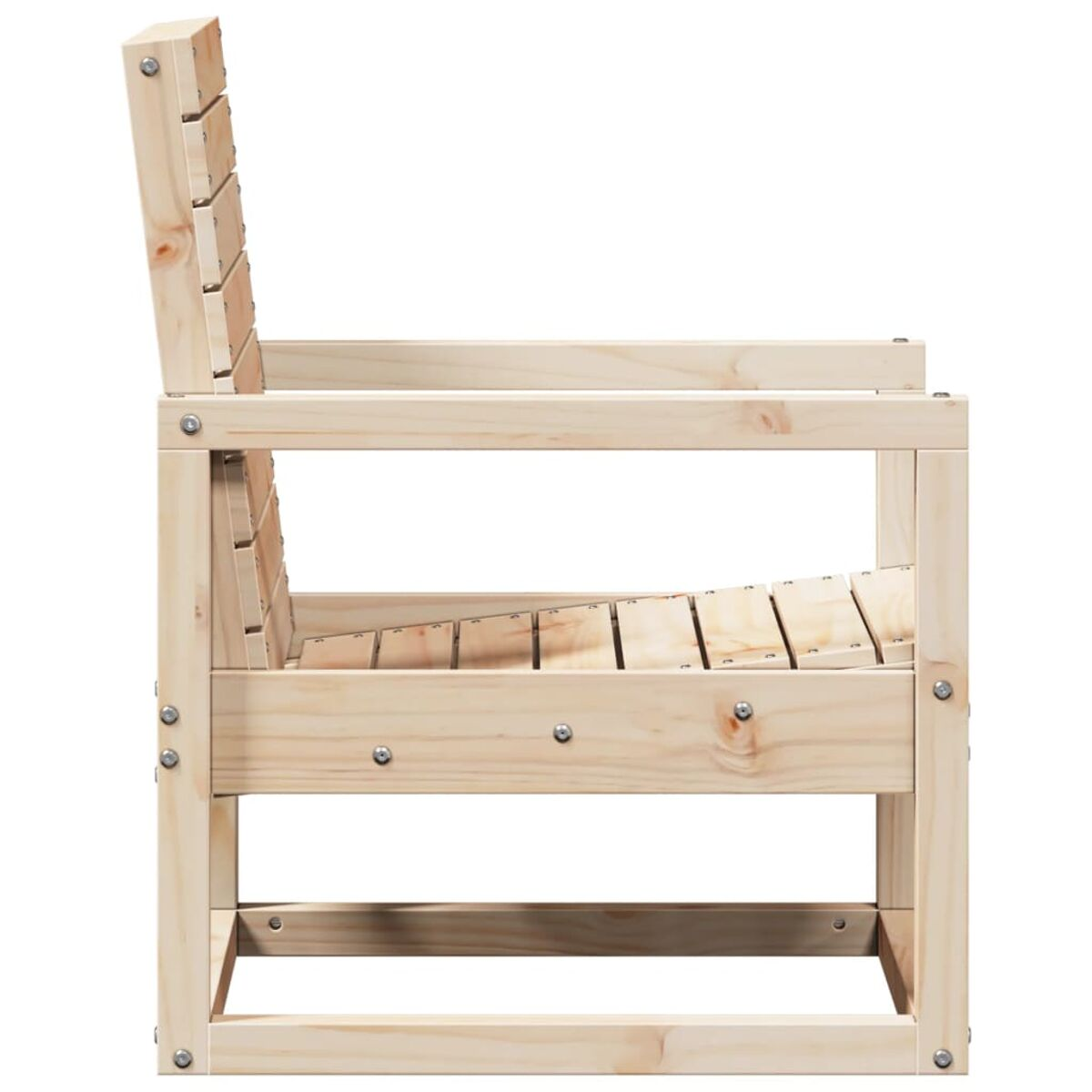 Ein Holzstuhl mit Lattenrost und Rückenlehne. Weißer Hintergrund.