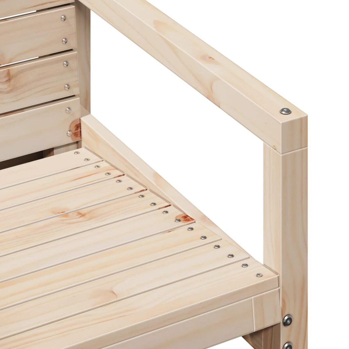 Nahaufnahme eines Holzstuhlarms. Der Stuhl hat vertikale Holzleisten und Metallschrauben.