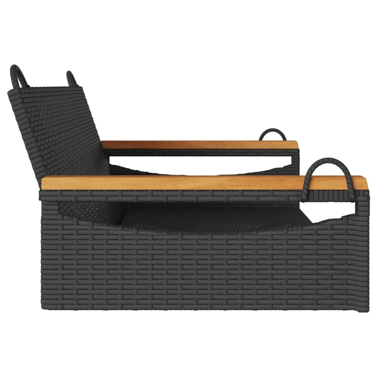 Seitenansicht eines schwarzen Rattan-Sessels mit Holzarmlehnen.