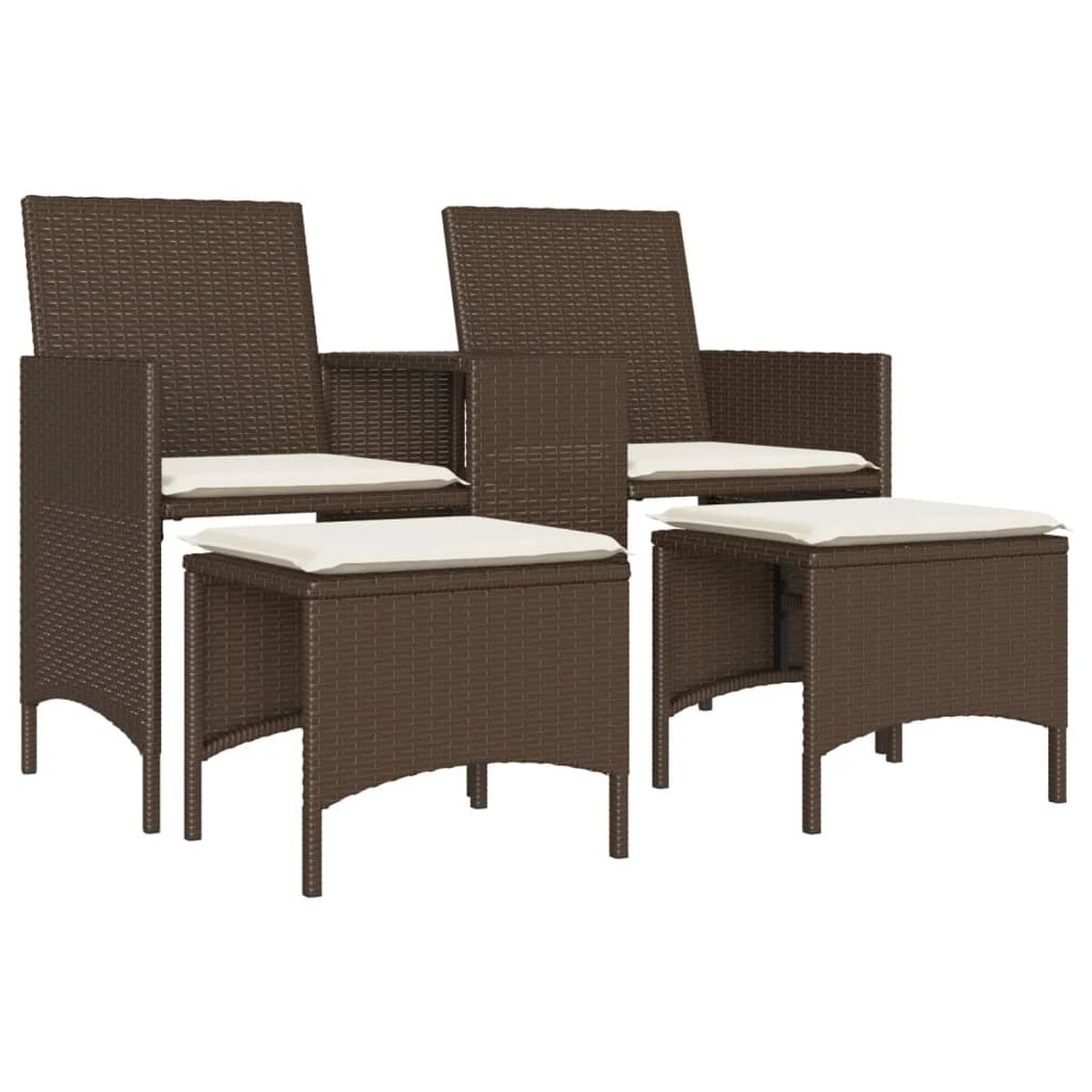 Zwei Stühle und zwei Fußhocker, alles braunes Rattan mit cremefarbenen Kissen.