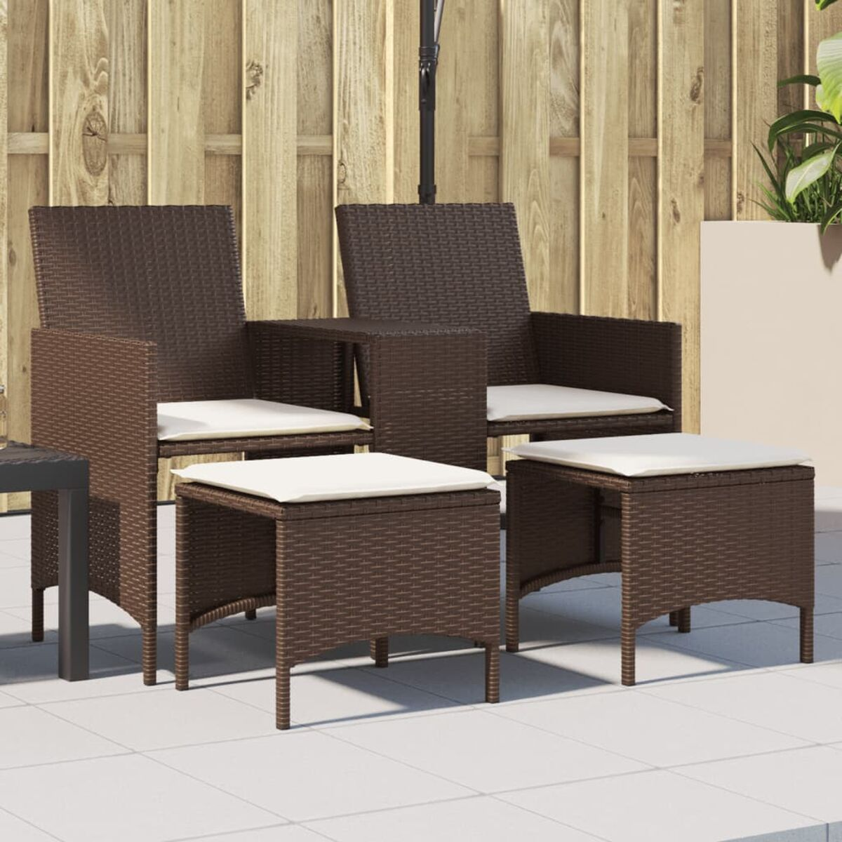 Gartenmöbel-Set mit zwei Stühlen, zwei Fußstützen und einem kleinen Tisch.