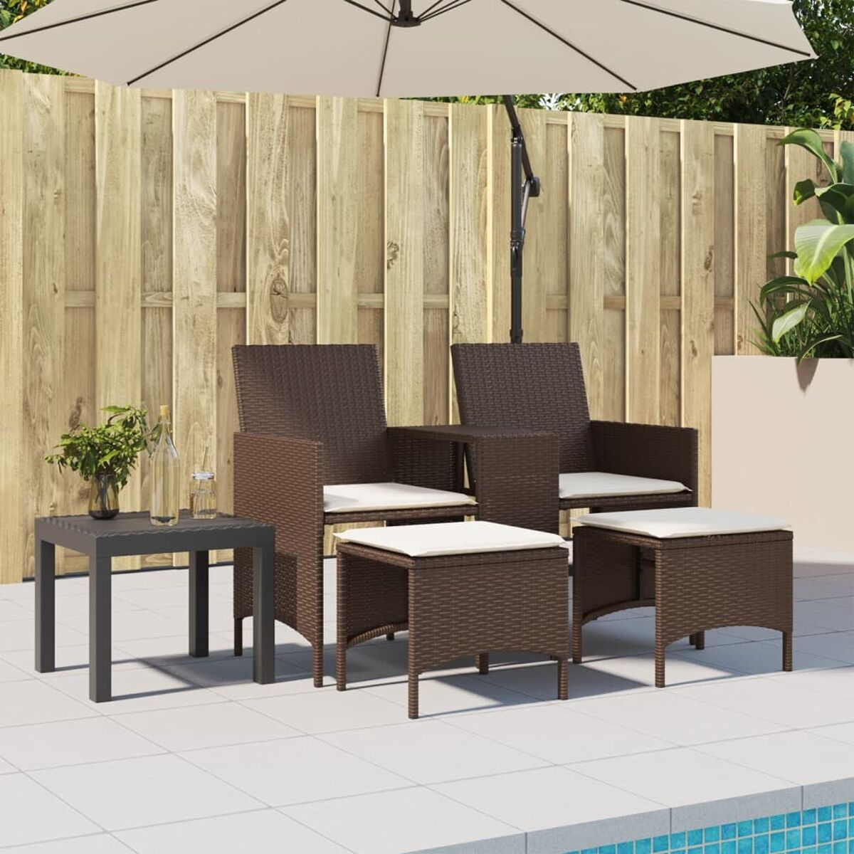 Korbgeflecht-Outdoormöbel-Set. Stühle, Fußhocker und ein Tisch. Weißer Hintergrund, Patio-Setup.