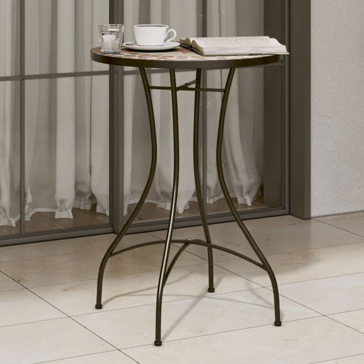 Ein kleiner runder Tisch. Oben drauf eine Tasse, ein Glas Wasser und ein Buch. Balkon-Einstellung.