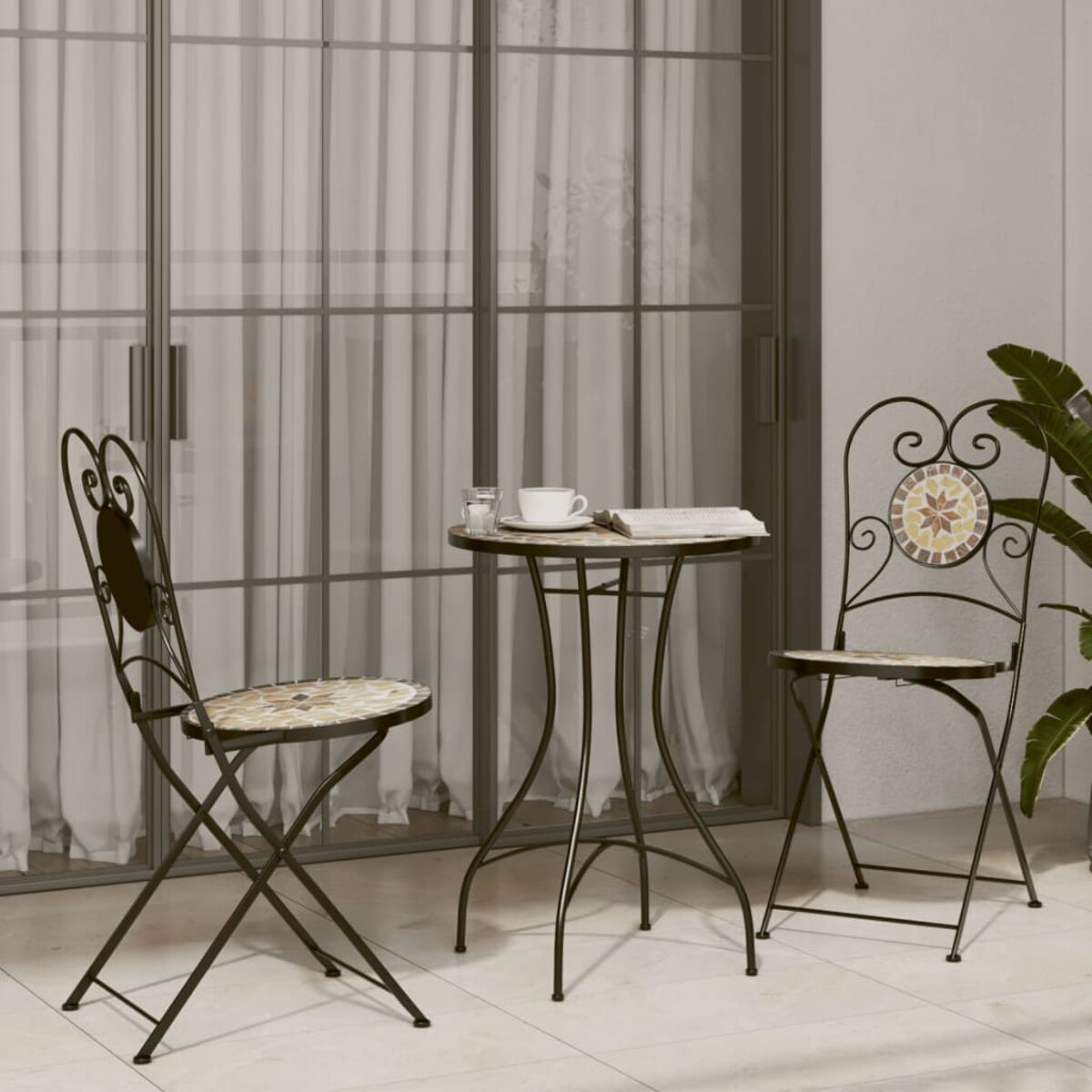 Bistro-Set für den Außenbereich. Zwei Stühle und ein Tisch. Schwarze Metallrahmen, Mosaik.