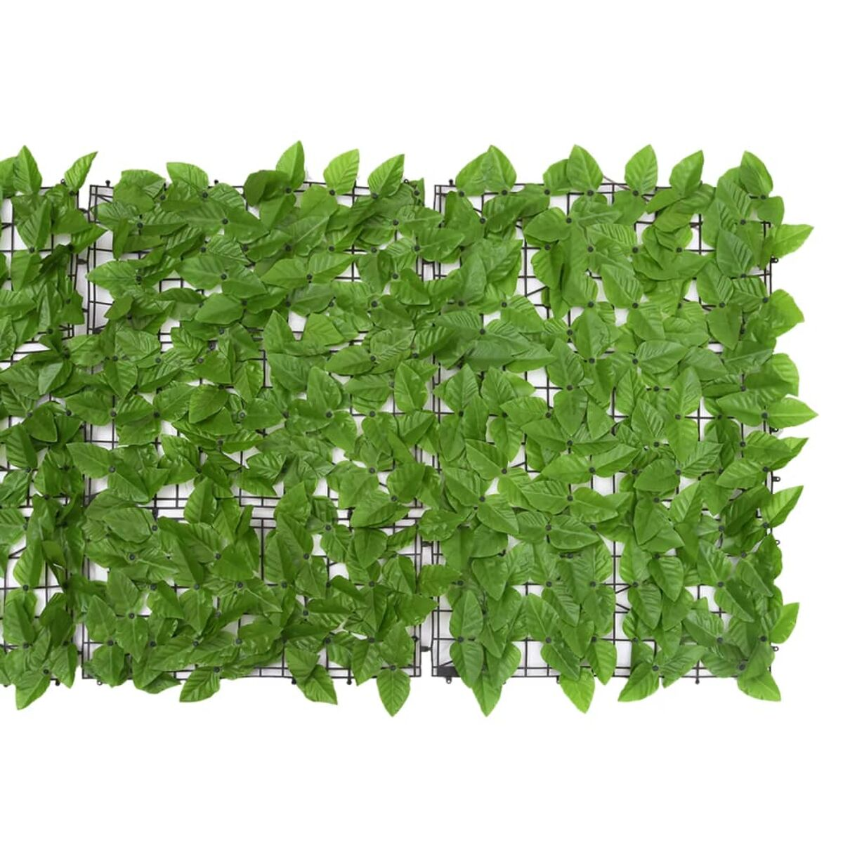 Grüne künstliche Blätter auf einem Gitter. Weißer Hintergrund. Nahaufnahme der Blätter.