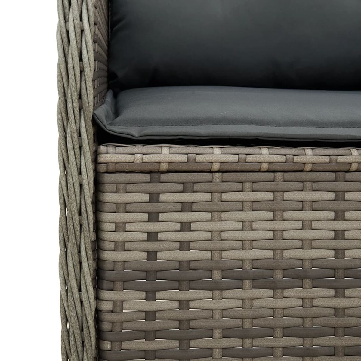 Nahaufnahme eines grauen Korbmöbelsofas, das die Textur und Kissen zeigt.