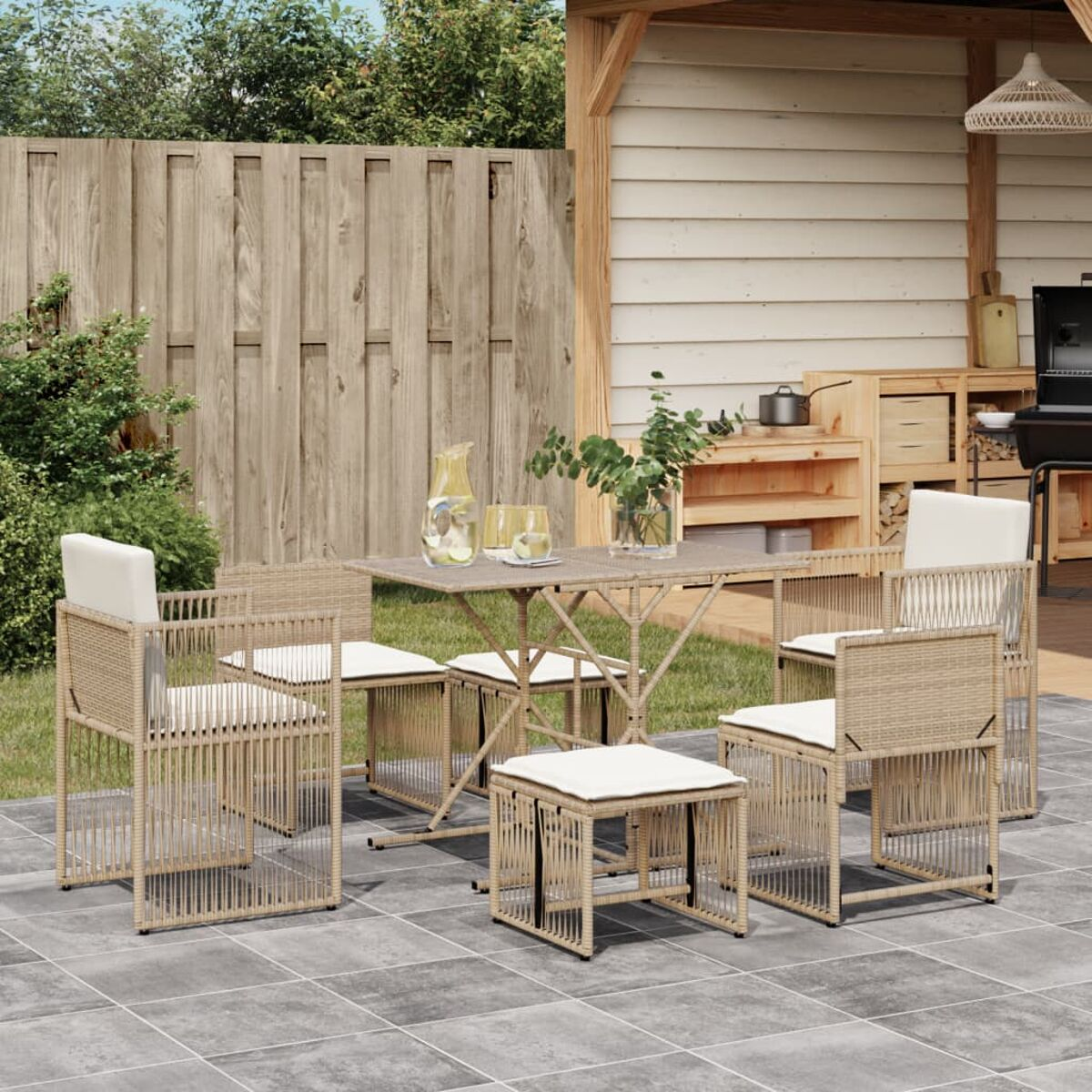 Set patio esterno con tavolo, sedie e sgabelli. Scena soleggiata con recinzione in legno.