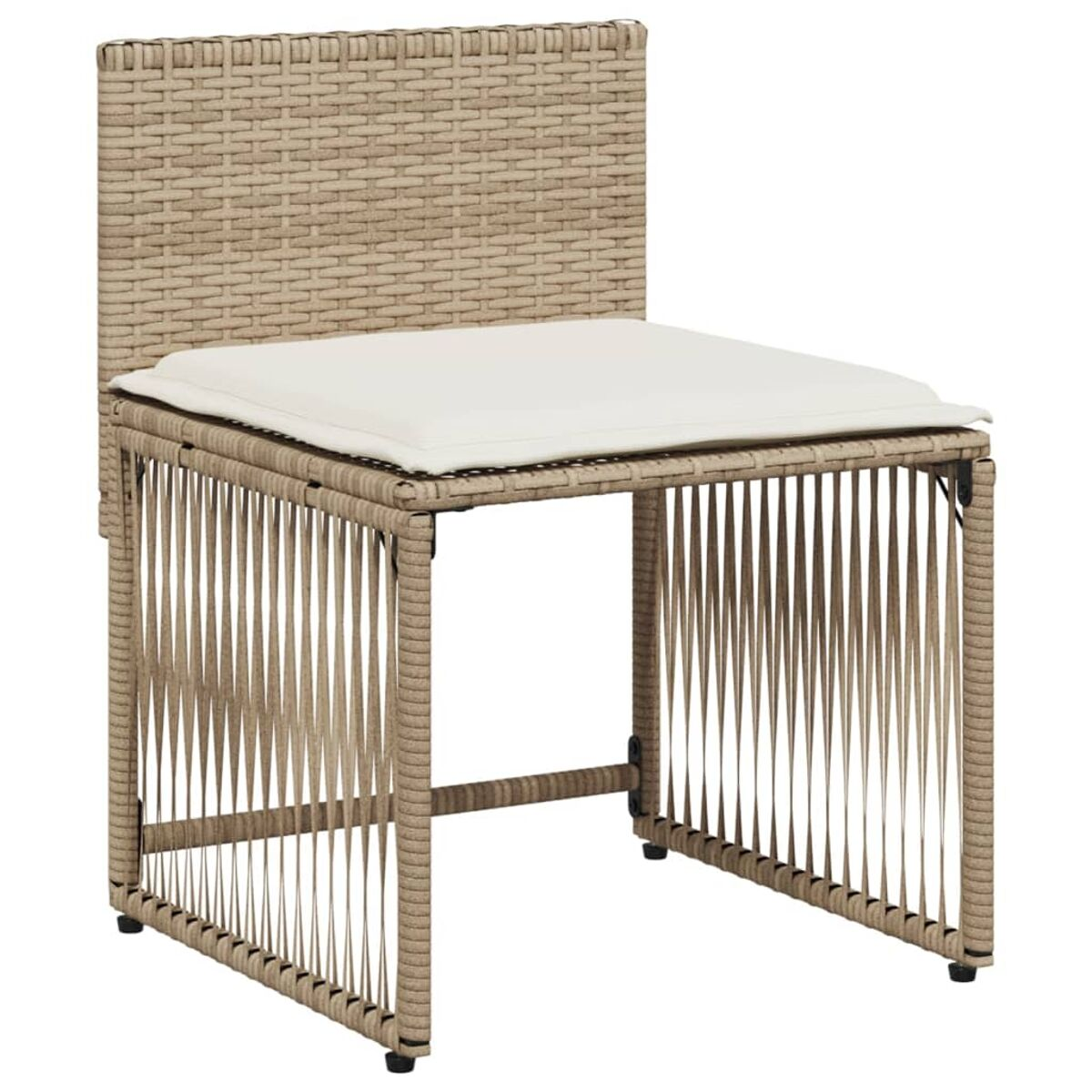 Sedia beige intrecciata con cuscino bianco. Il telaio ha una forma rettangolare.