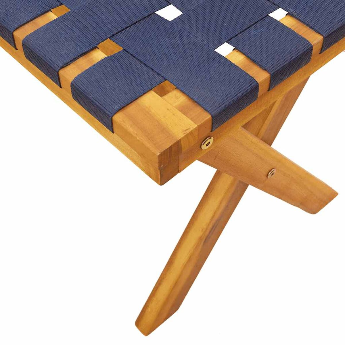 Dettaglio di panca in legno con cinghie blu intrecciate. Le gambe in legno sono incrociate.