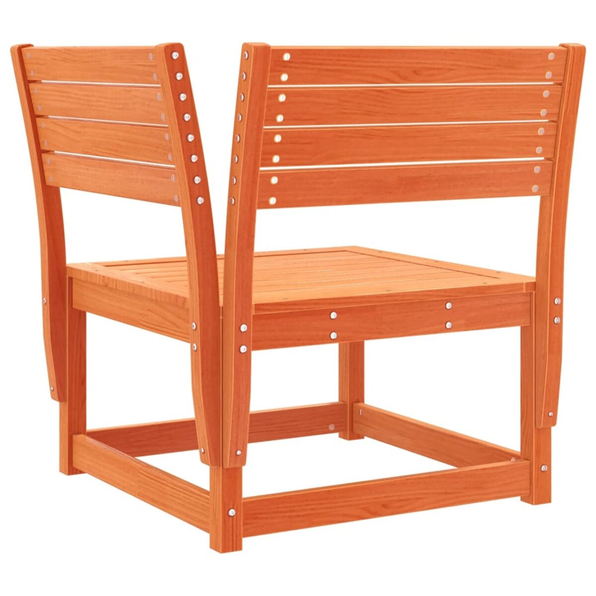 Oranger Holzstuhl mit quadratischer Sitzfläche und Lattenrücken. Metallschauben sichtbar.