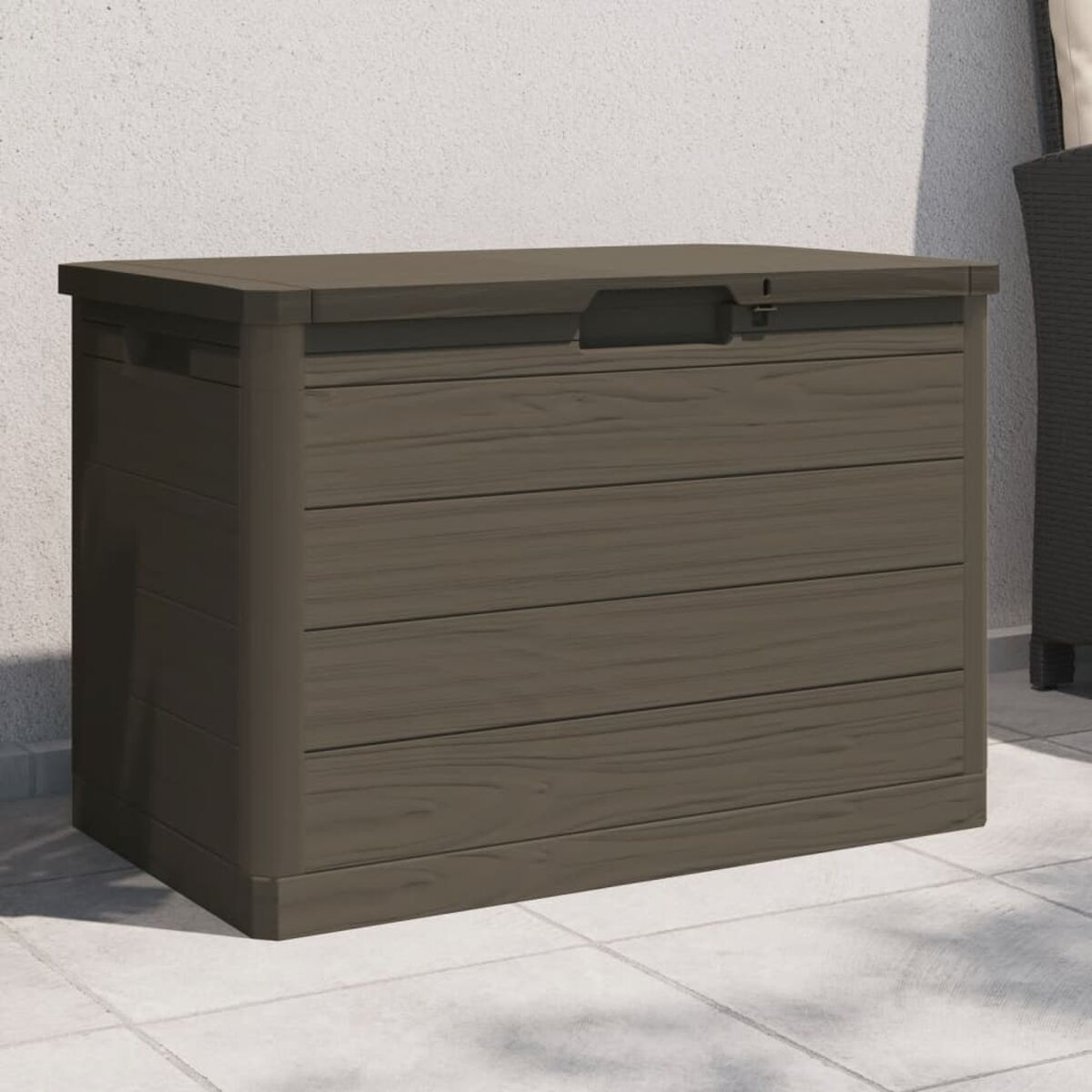 Eine braune Outdoor-Aufbewahrungsbox mit Deckel, auf einer gefliesten Oberfläche platziert.