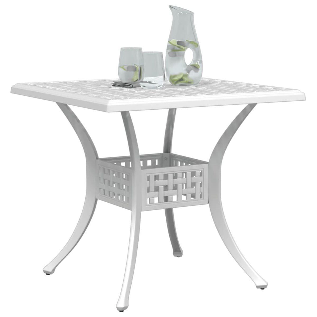 Ein weißer quadratischer Tisch mit einem Korbgeflecht-Sockel, Gläsern und einer Karaffe.