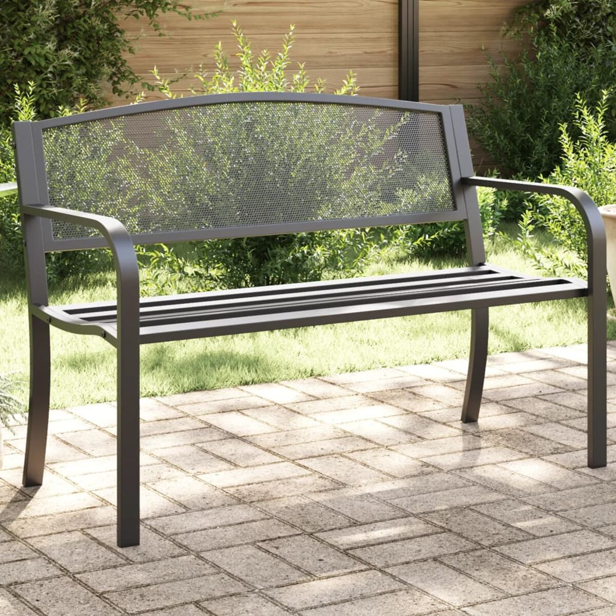 Schwarze Metallbank mit Netzrücken und horizontalen Sitzlatten. Auf einer Ziegelterrasse.