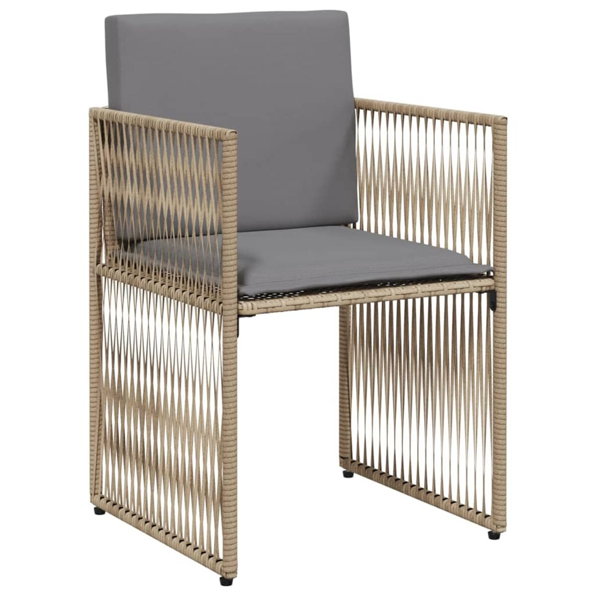 Sedia da esterno con struttura beige intrecciata e cuscino grigio. La sedia è su sfondo bianco.