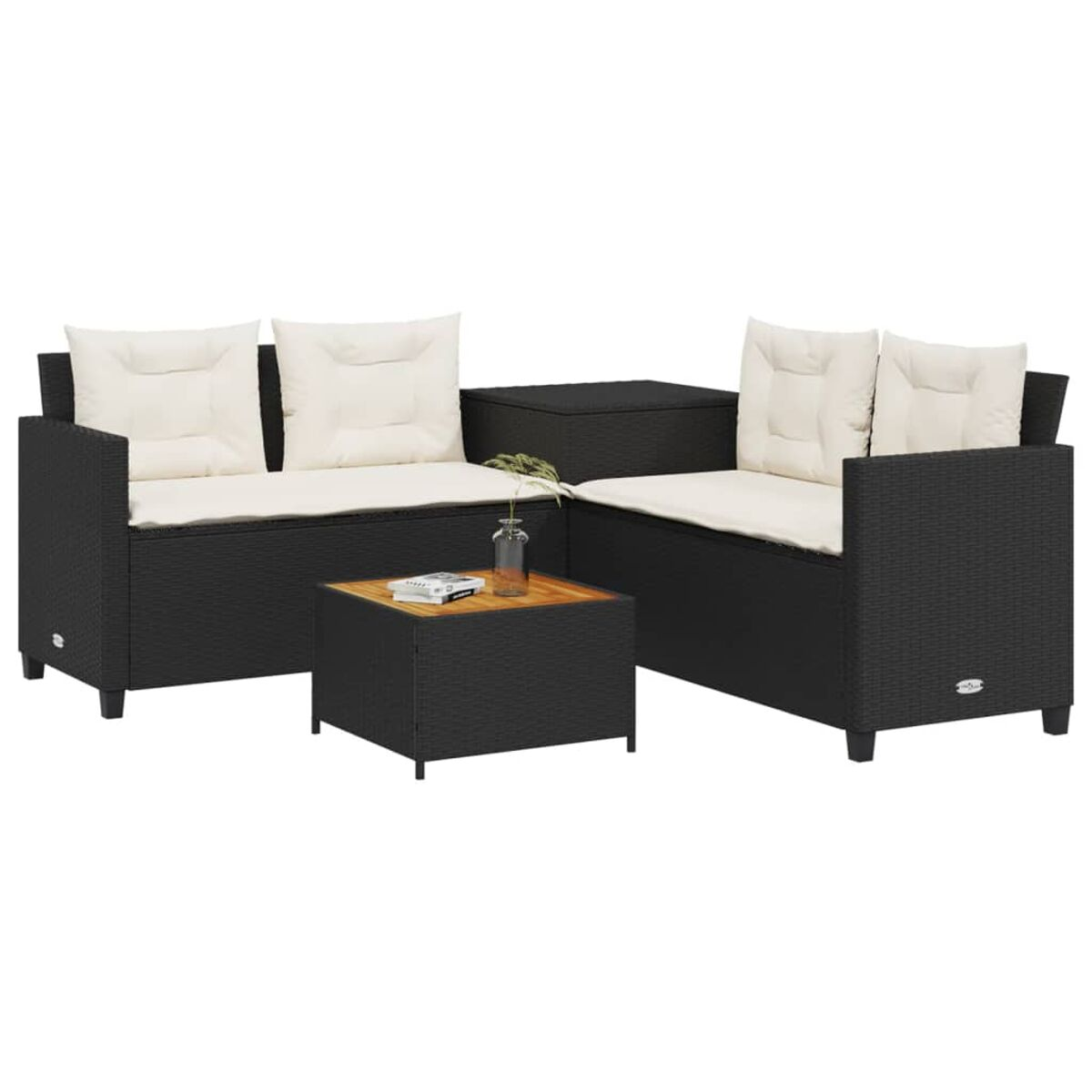 Schwarzes Outdoor-Sofaset aus Korbgeflecht mit weißen Kissen und einem kleinen quadratischen Tisch mit Vase.