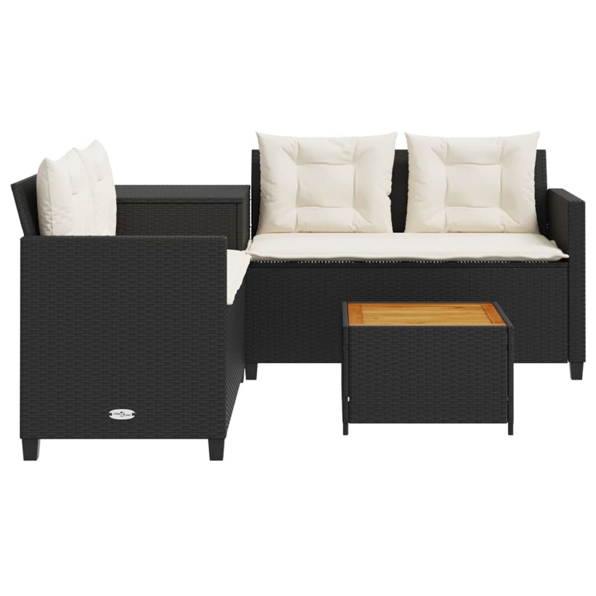 Schwarzes Outdoor-Sofa aus Korbgeflecht mit weißen Kissen und einem kleinen Tisch. Die Szene ist in einem Studio-Setting.