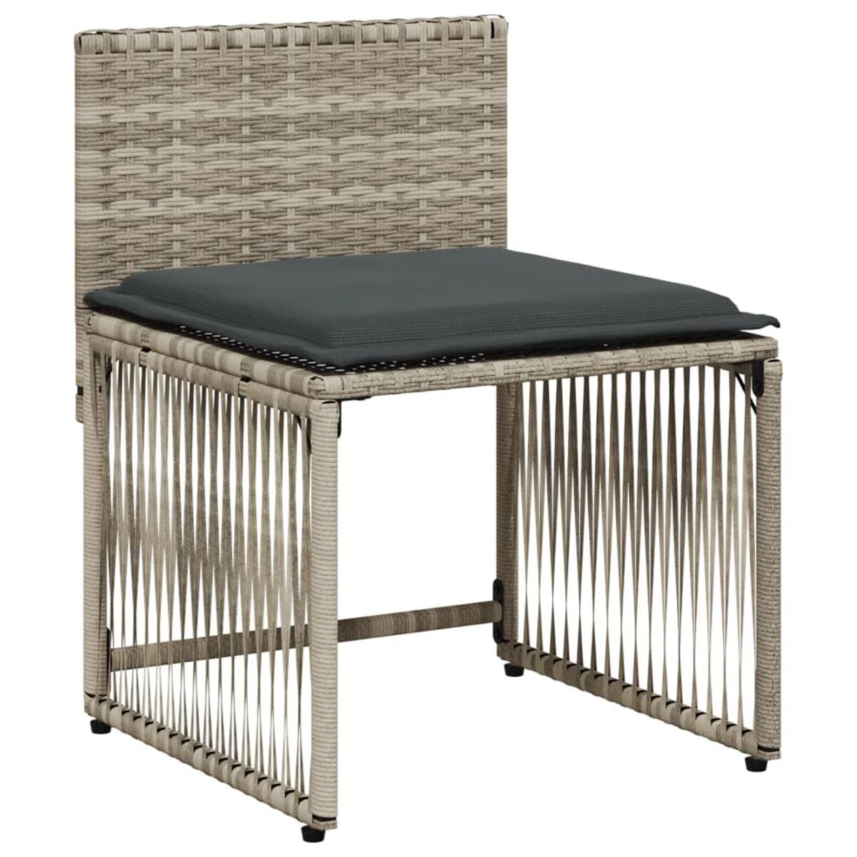 Sedia in vimini con cuscino grigio. Design a trama aperta. Arredamento per esterni.