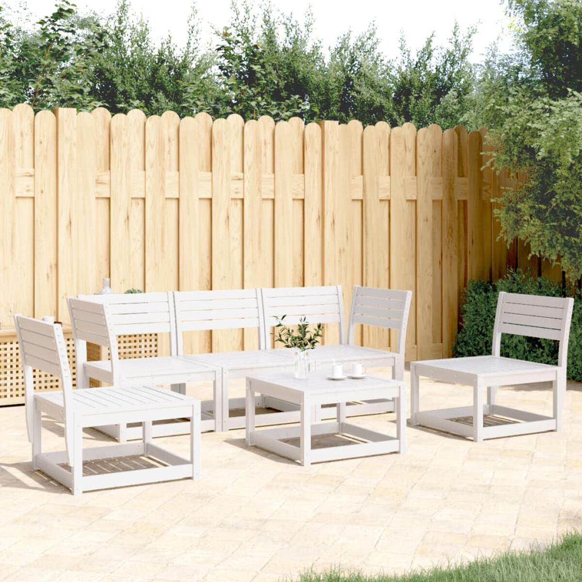 Weißes Holz-Terrassenset. Stühle, Tisch und Sofa. Holzzaun im Hintergrund.