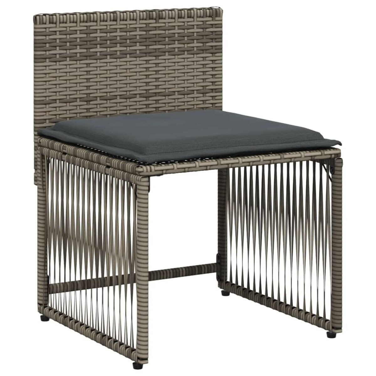 Sedia imbottita grigia con lati e schienale intrecciati. La sedia è realizzata in materiale grigio intrecciato.