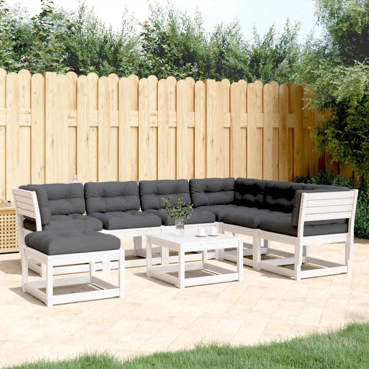 Weißes Outdoor-Ecksofa mit grauen Kissen und weißem Couchtisch.
