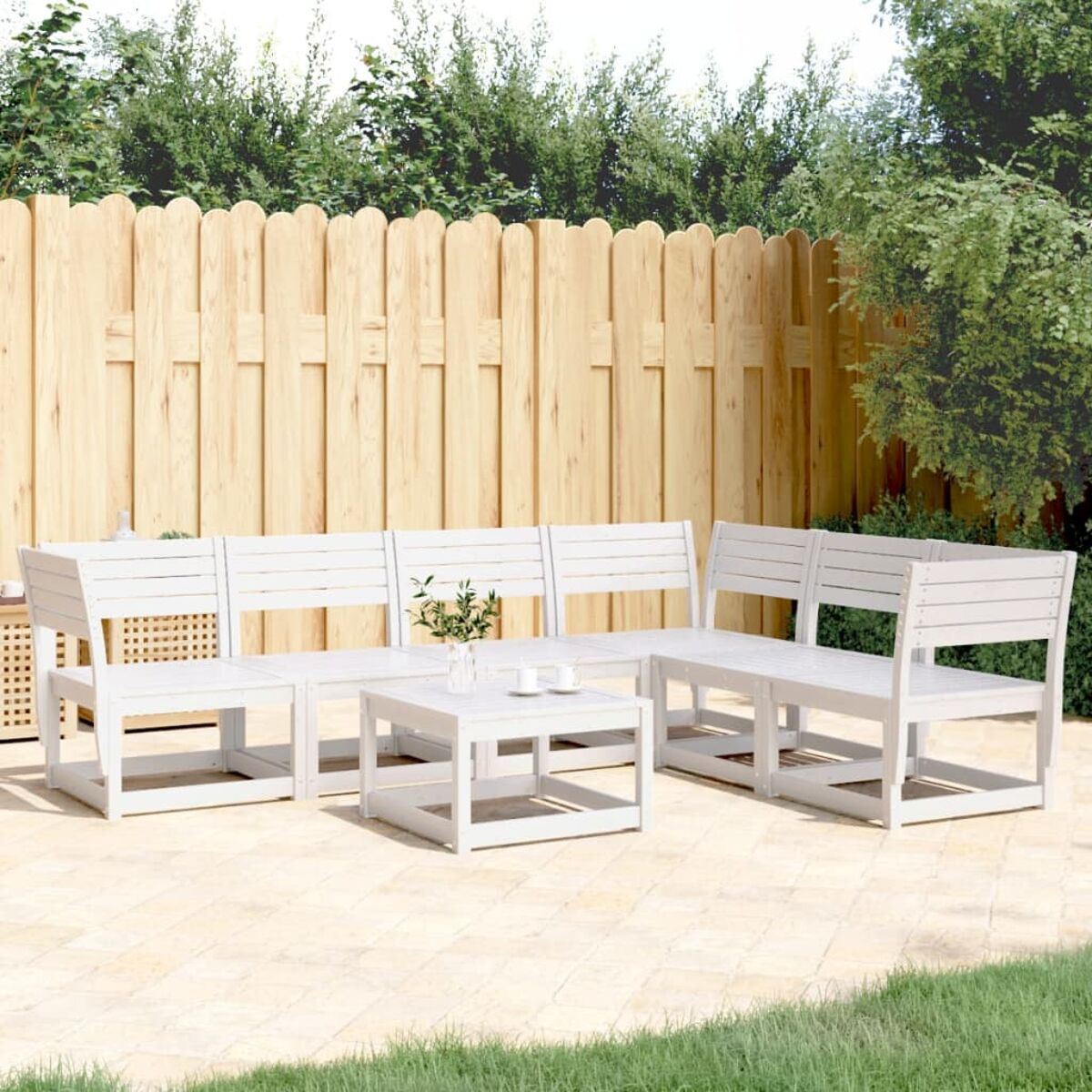 Weißes Holz-Außensitz-Set mit Sofa, zwei Stühlen und einem Couchtisch.
