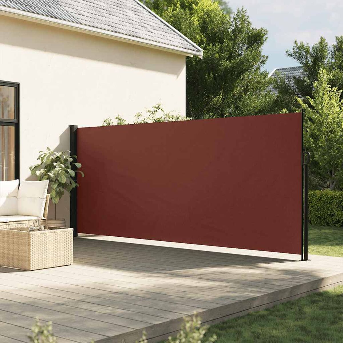 Sichtschutz im Freien, rot. Es ist neben einem Gebäude mit Holzterrasse installiert.