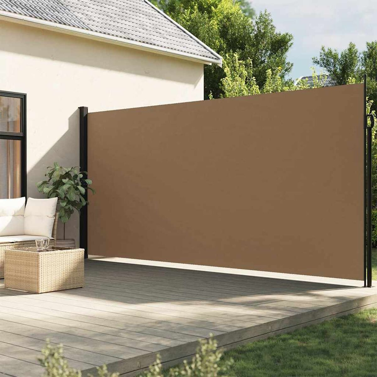 Ein beigefarbener Outdoor-Sichtschutz. Der Schirm steht neben einem Holzdeck. Eine Topfpflanze steht auf dem Deck.