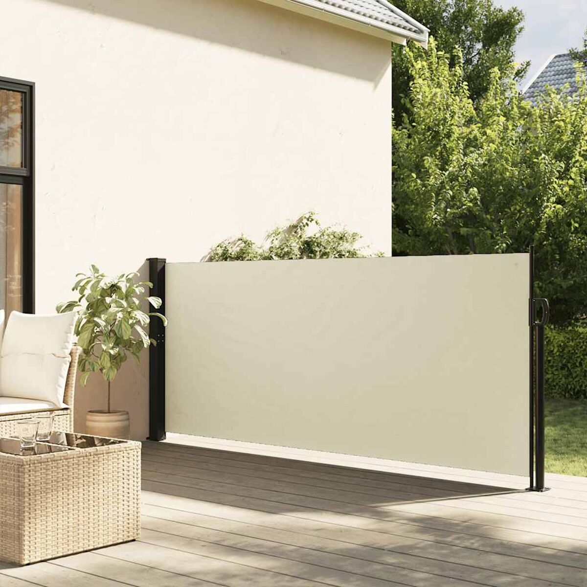 Beiger einziehbarer Sichtschutz auf einem Deck, vor einer beigen Wand. Pflanzen im Hintergrund.