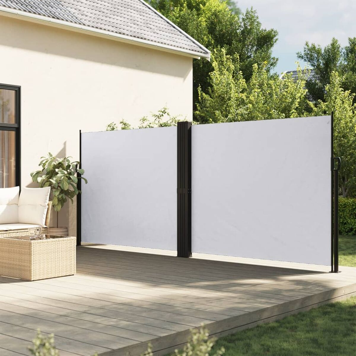 Weißer ausziehbarer Sichtschutz, schwarze Pfosten. Auf Holzterrasse, mit Haus.