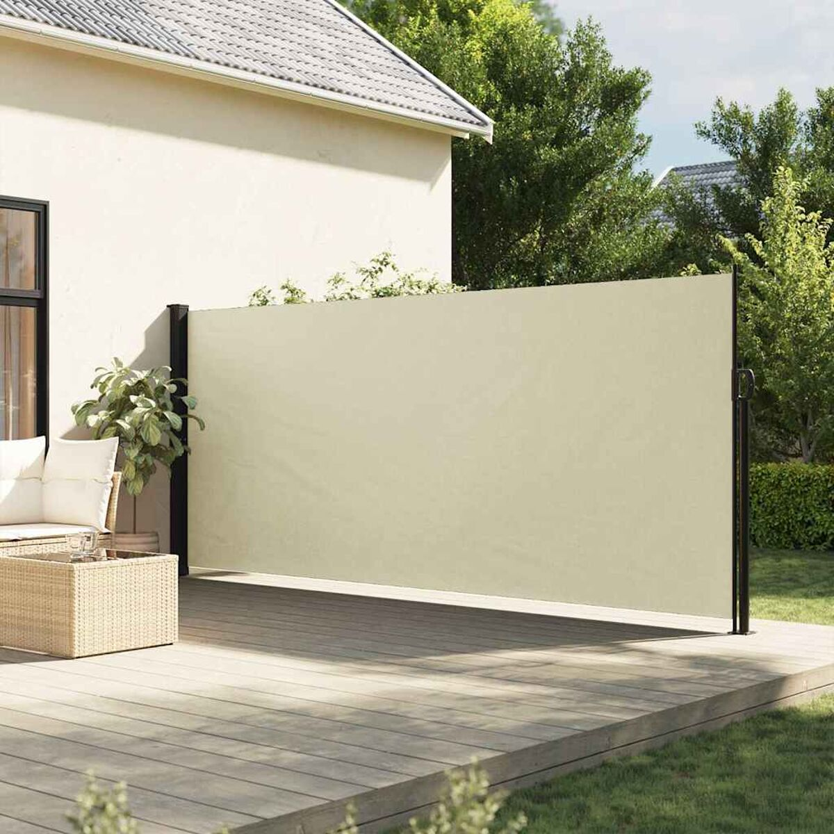Beige ausziehbare Seitenmarkise, brauner Rahmen. Haus und Bäume im Hintergrund, Holzterrasse im Vordergrund.