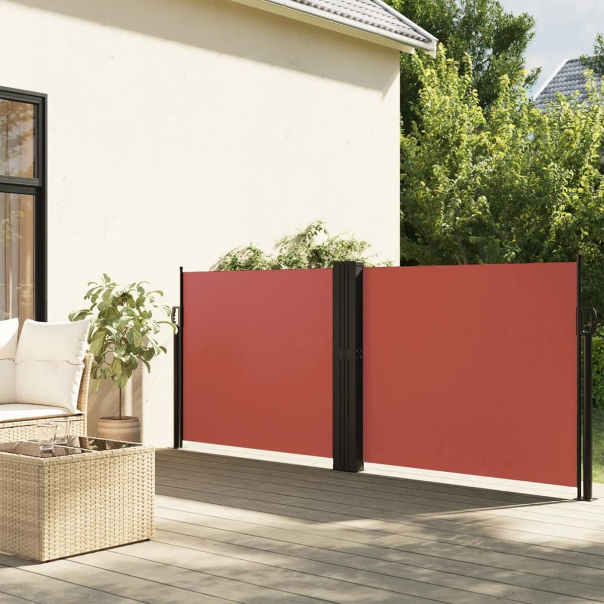 Roter Außenbildschirm auf einer Terrasse. Haus und Pflanzen im Hintergrund.