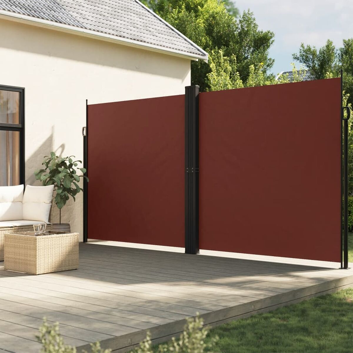Roter, einziehbarer Outdoor-Bildschirm. Haus und Terrasse im Hintergrund.