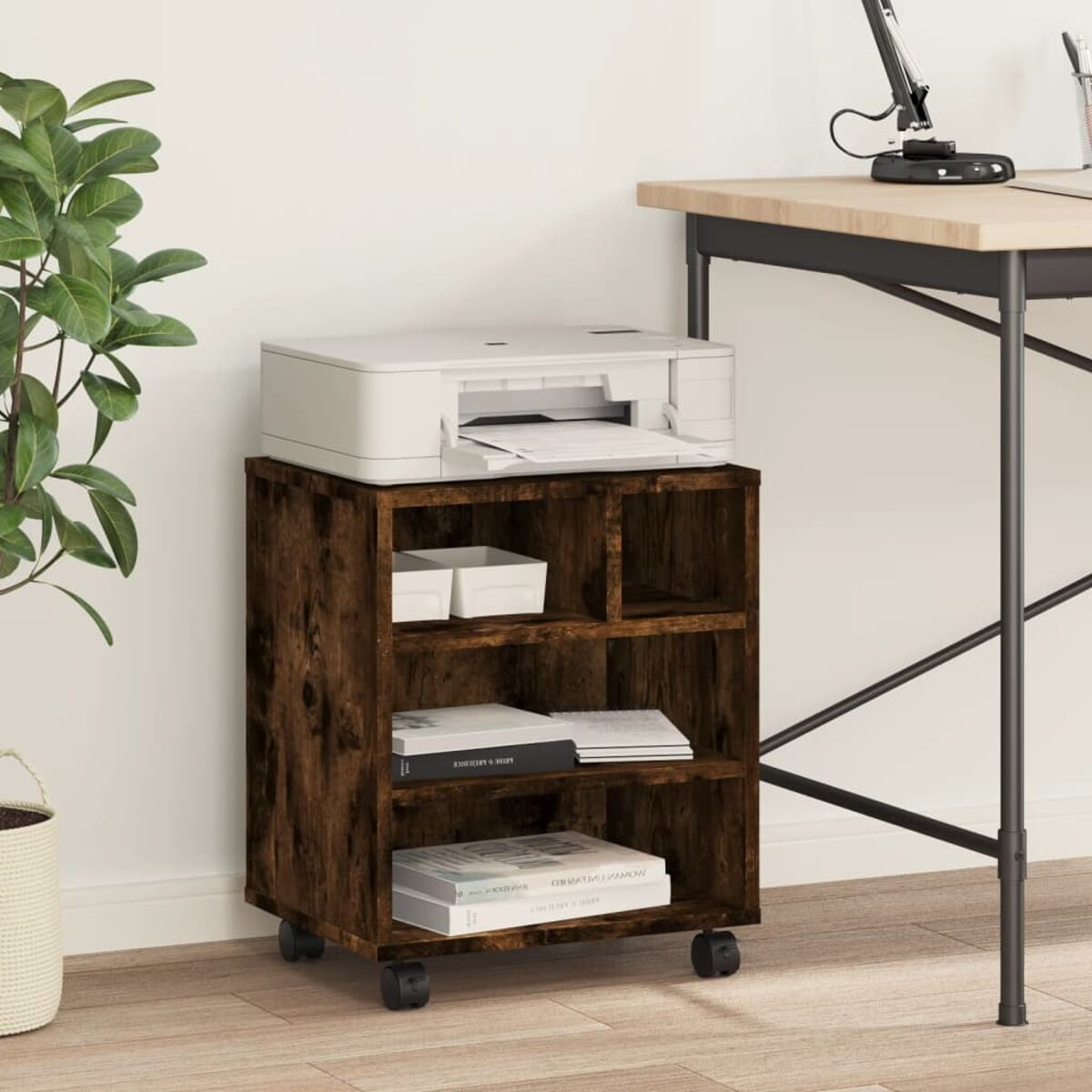 Dunkelbrauner Holzschrank auf Rädern. Enthält Regale, Drucker und Büromaterial.