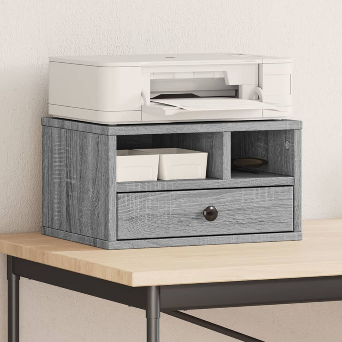Weißer Drucker auf einem grauen Holz-Schreibtisch-Organizer mit Schublade. Der Schreibtisch steht auf einem hellen Holztisch.