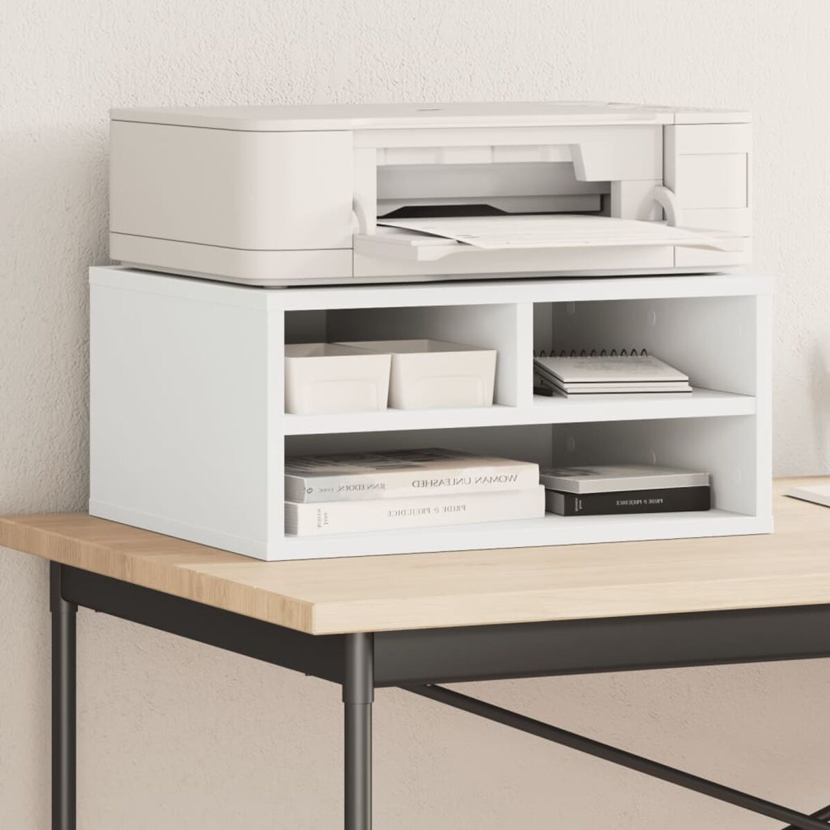 Ein weißer Drucker steht auf einem weißen Aufbewahrungsschrank mit Regalen und Schubladen. Schwarzer Schreibtisch.