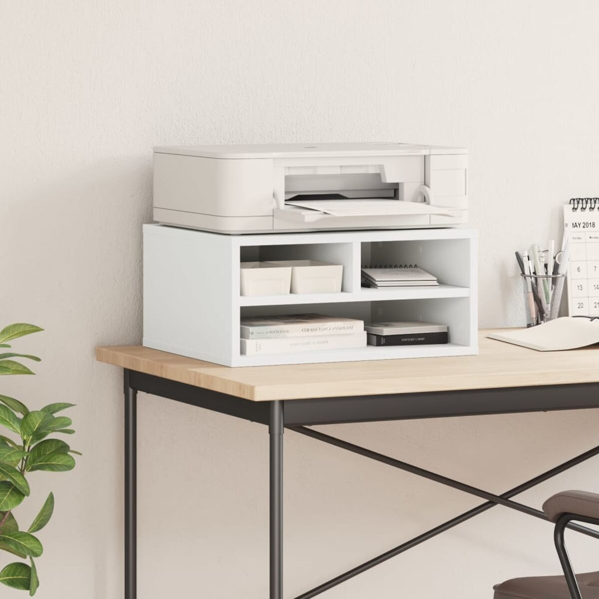 Ein weißer Drucker steht auf einem weißen Regal mit Fächern. Es steht auf einem Holzschreibtisch.