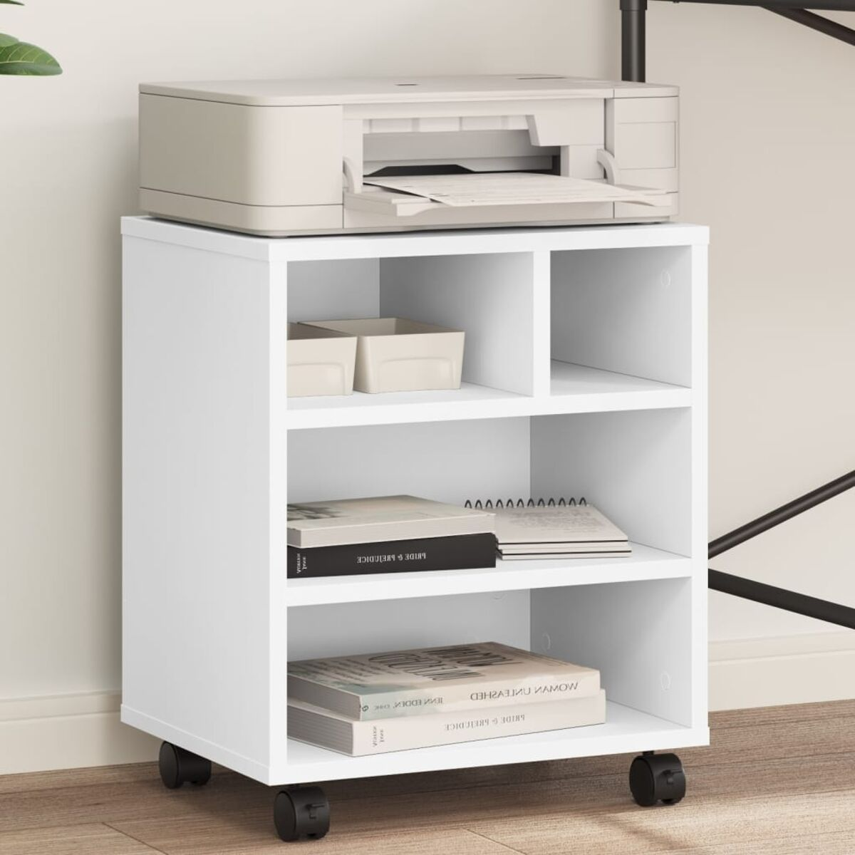 Weißer Schrank mit Regalen. Ein Drucker steht oben drauf. Bücher und Büromaterialien innen.
