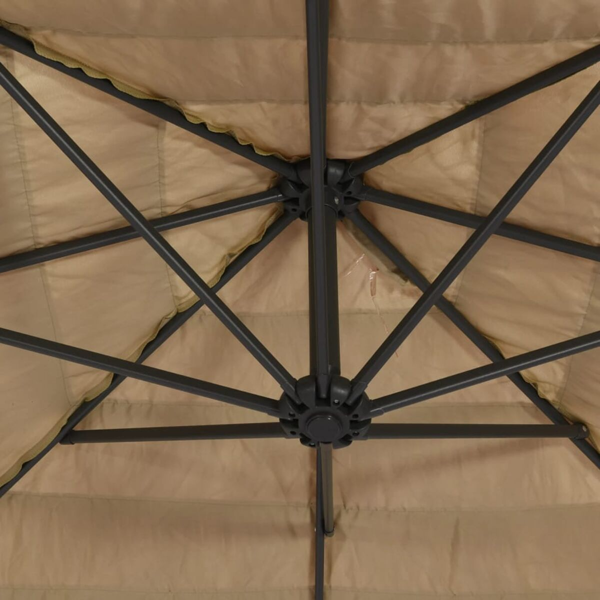 Primo piano del telaio del tetto di un gazebo, con tessuto beige teso sul telaio.