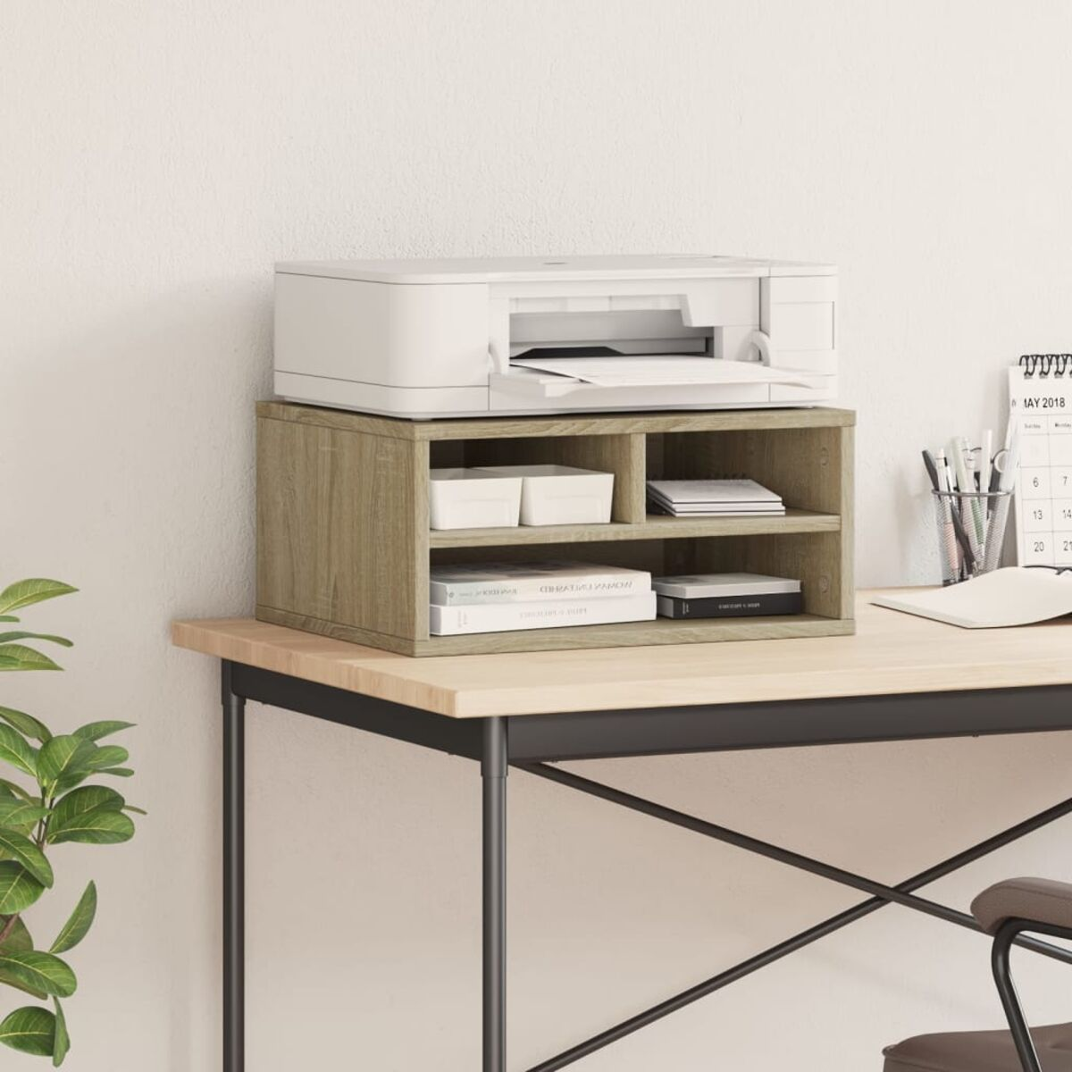 Bürotisch mit Drucker auf einem Regal mit Aufbewahrungsboxen.