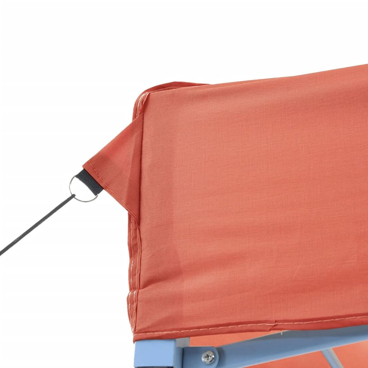 Nahaufnahme der oberen Kante eines orangefarbenen Pop-up-Zelts mit schwarzem Kordel und Ring.