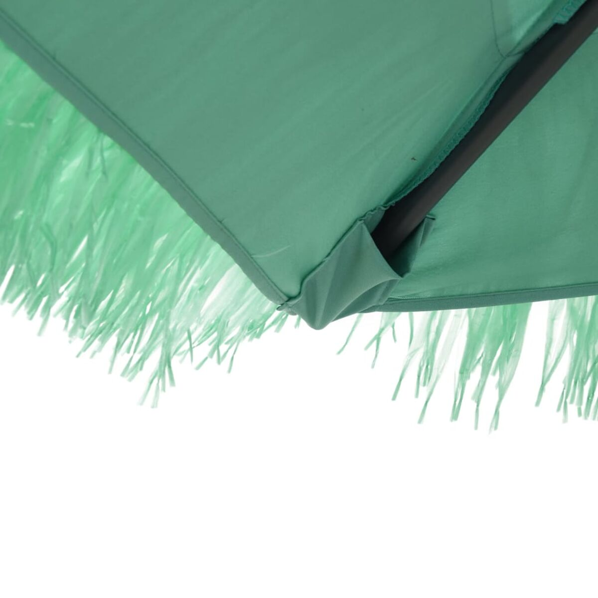 Primo piano della parte inferiore di un ombrello verde chiaro con frange su sfondo bianco.