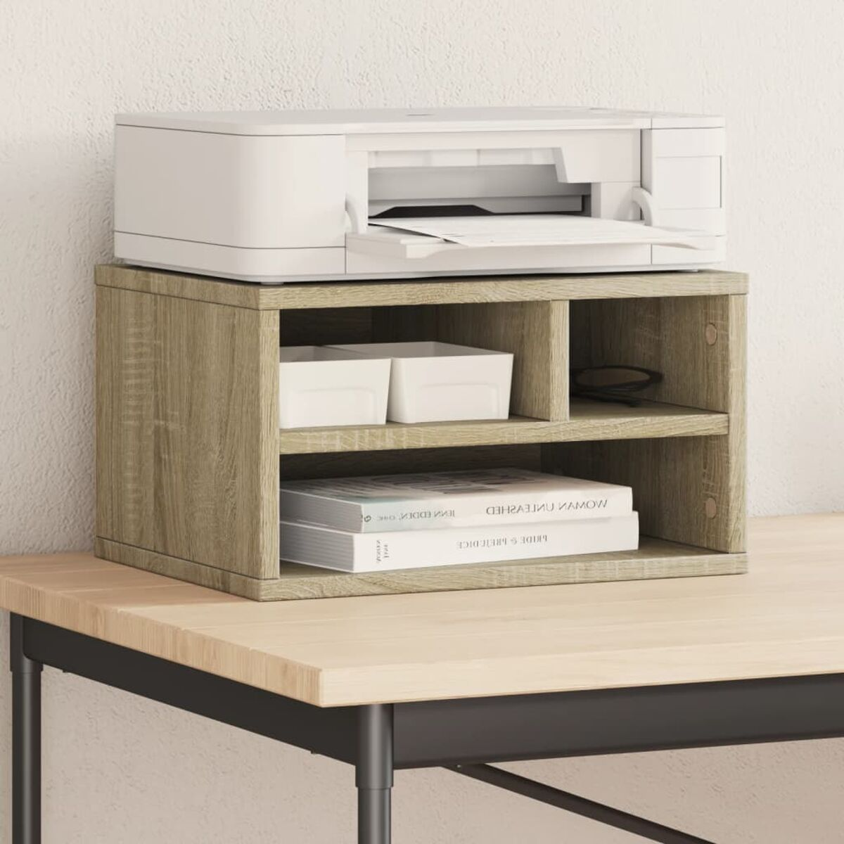Ein weißer Drucker auf einem Holzregal mit zwei weißen Behältern und Büchern, auf einem Schreibtisch.