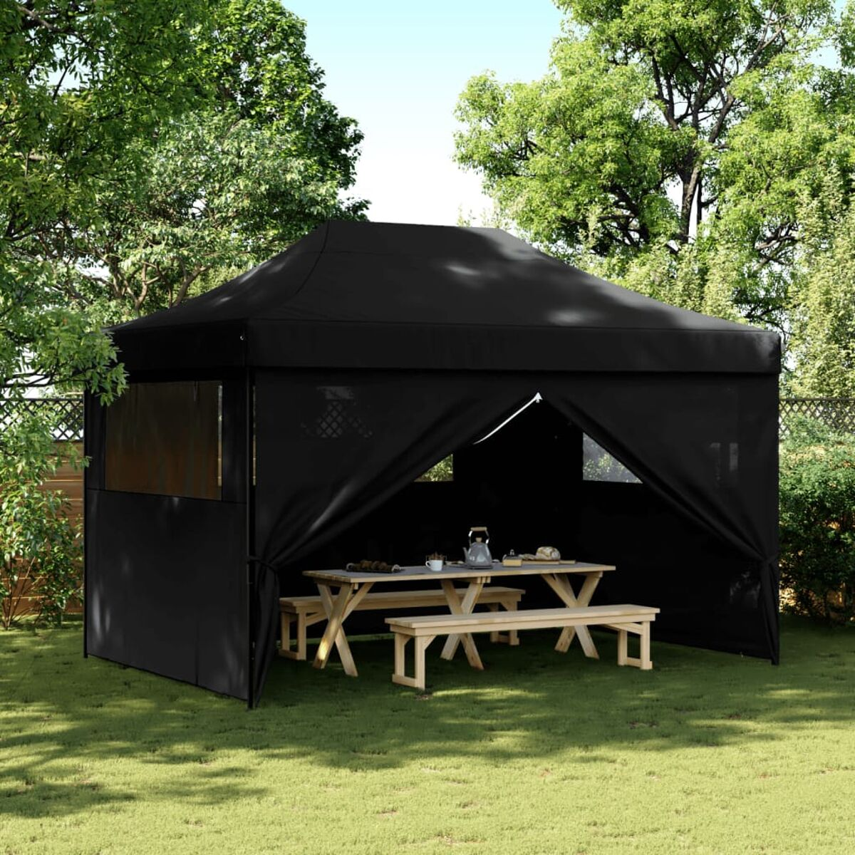 Schwarzer Pavillon mit Tischen und Bänken. Auf Gras unter Bäumen.