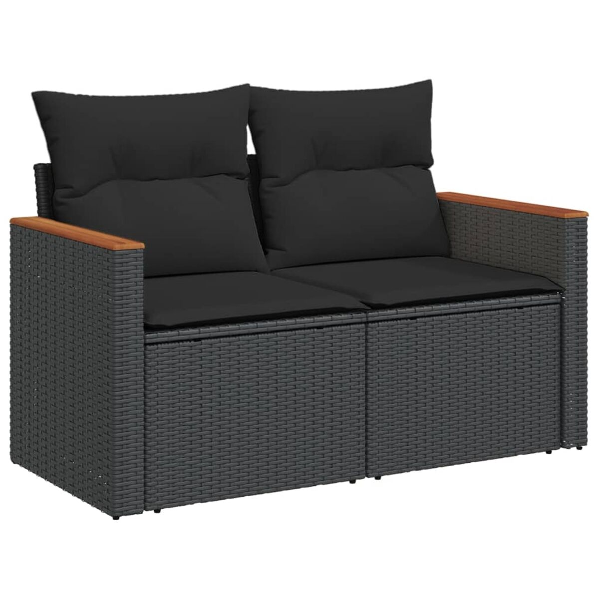 Divano a due posti in rattan grigio con cuscini neri e braccioli in legno.