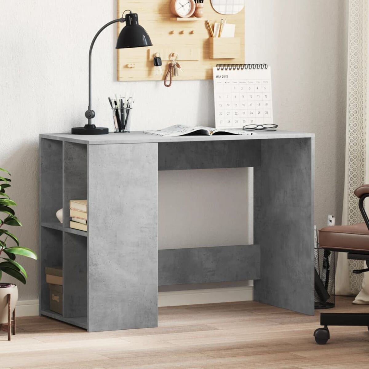 Grauer Schreibtisch mit Stauraum. Lampe, Stifte und Kalender oben drauf.