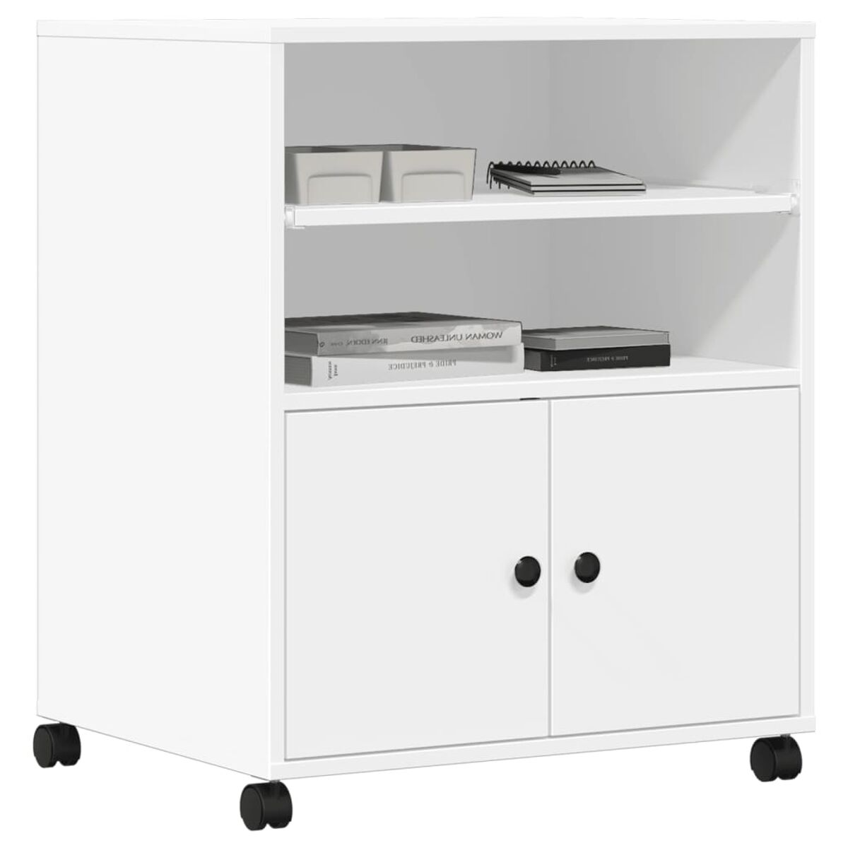 Weißer Schrank mit Regalen und Türen. Hat schwarze Griffe und Rollen am Sockel.