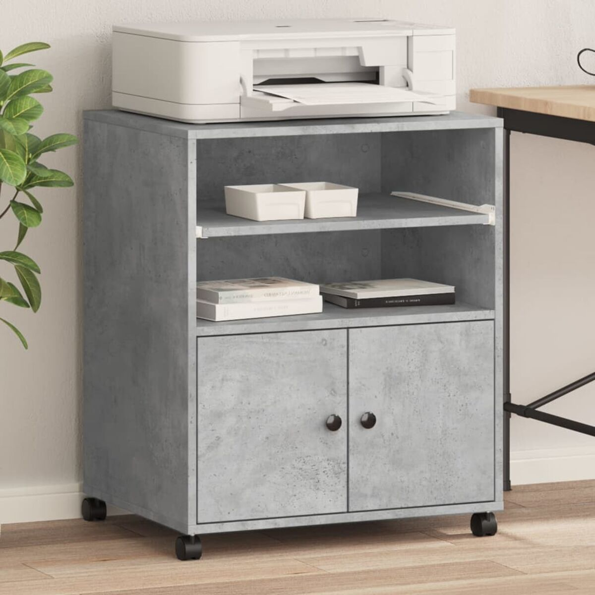 Grauer Schrank mit Drucker, Regalen und Schubladen, vor einer Wand.