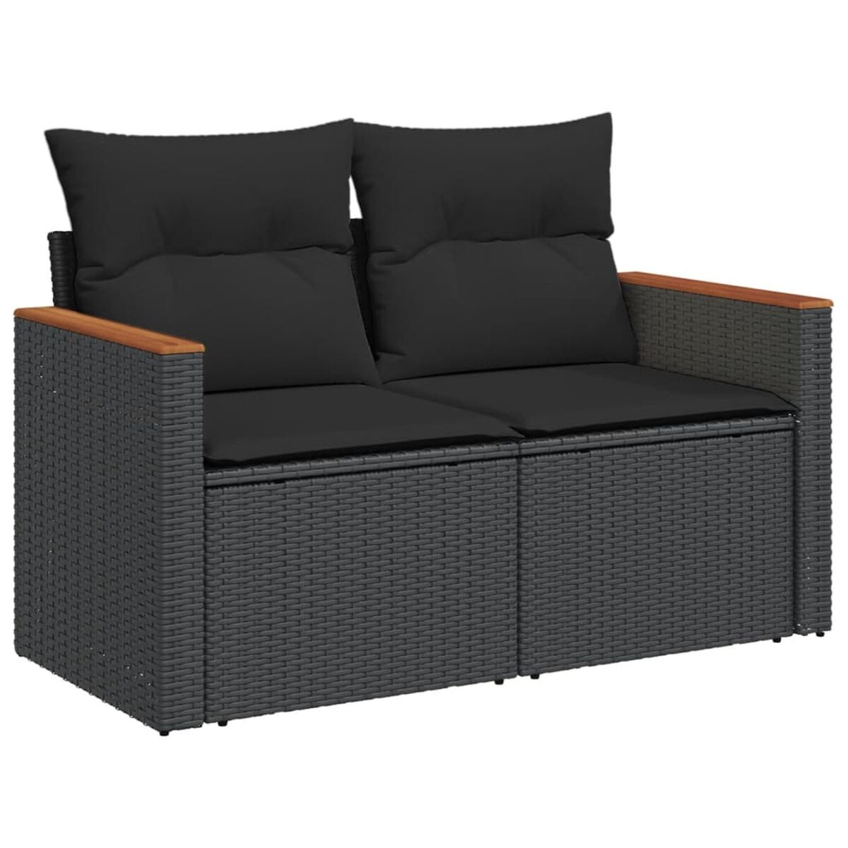 Graues Zweisitzer-Wickersofa mit schwarzen Kissen und Holzarmlehnen, vor weißem Hintergrund.